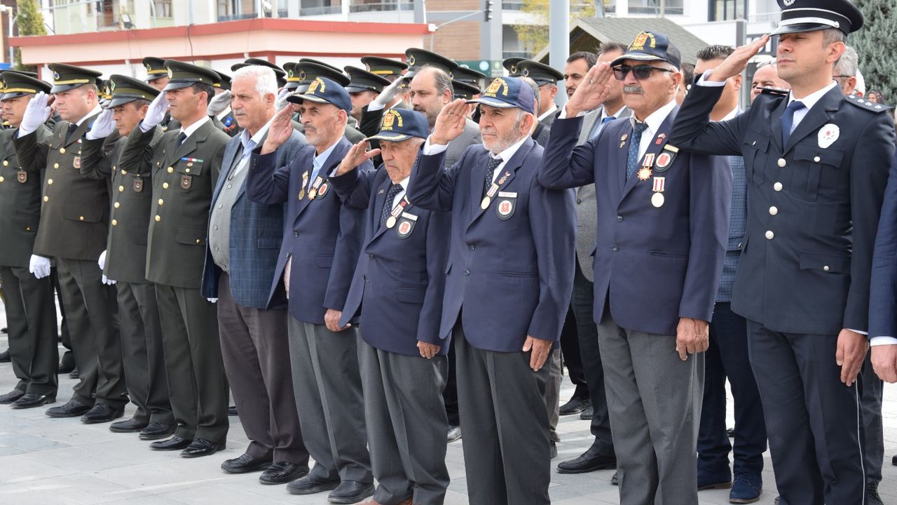 29 Ekim Cumhuriyet Bayramı Kutlamaları Çelenk Sunma Töreniyle Başladı