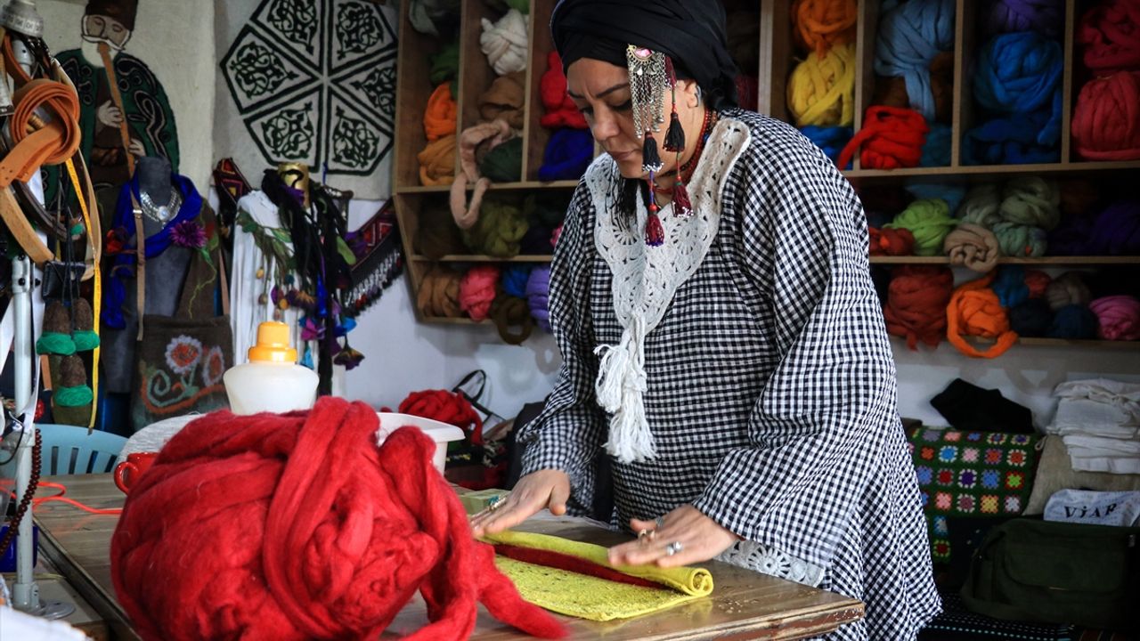 Gelin geldiği ailenin geleneksel keçe sanatını 4’üncü kuşağa taşıdı