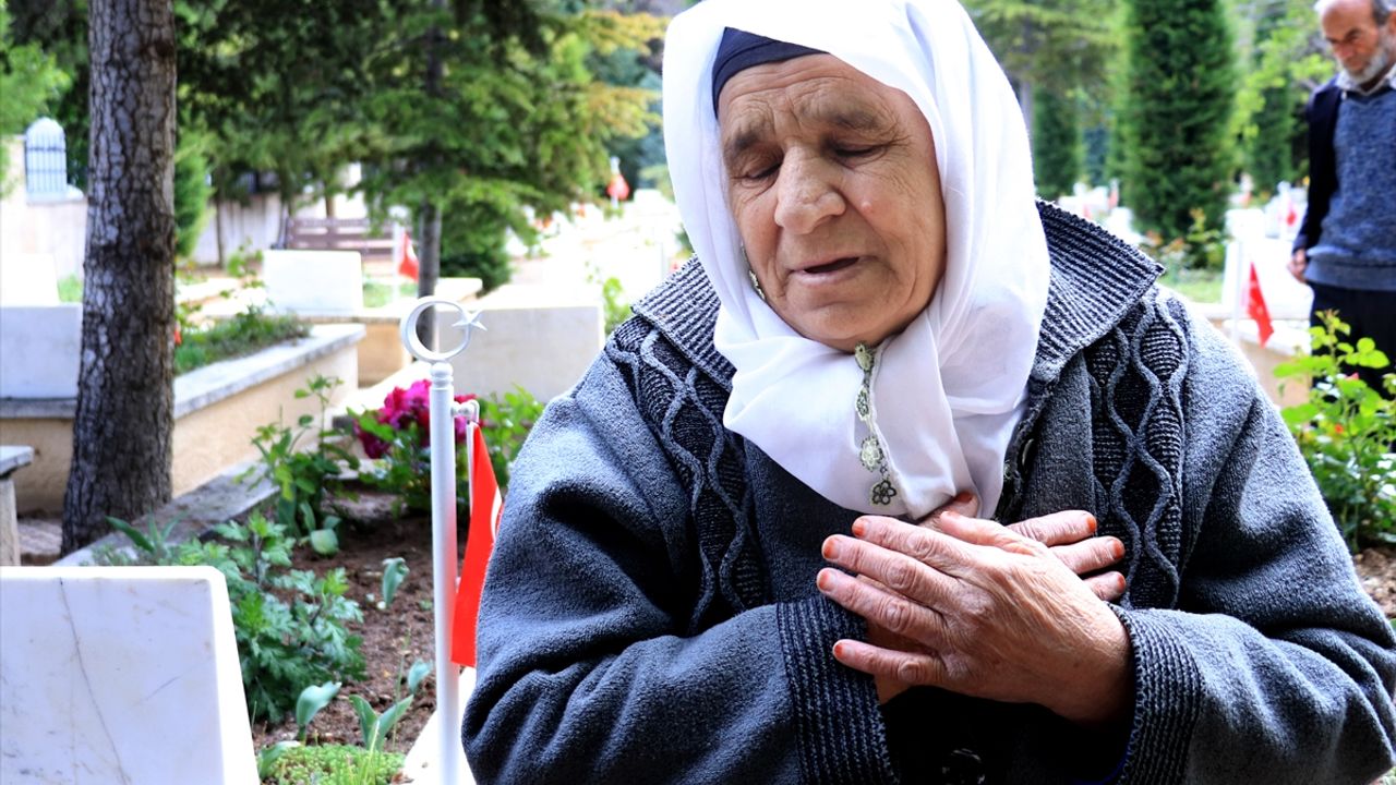 Babalarının kabrini 67 yıl sonra Konya Şehitliği’nde buldular