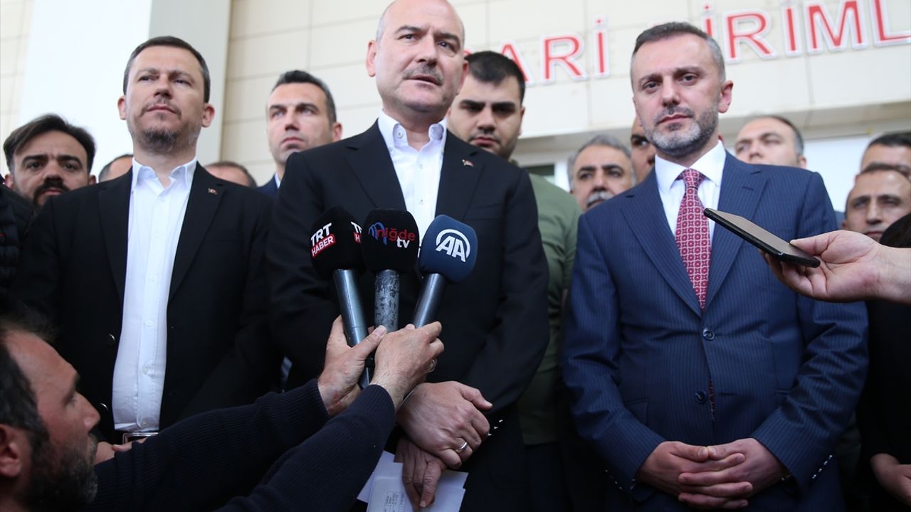 Bakan Soylu, Niğde'deki otobüs kazasında yaralananları hastanede ziyaret etti: