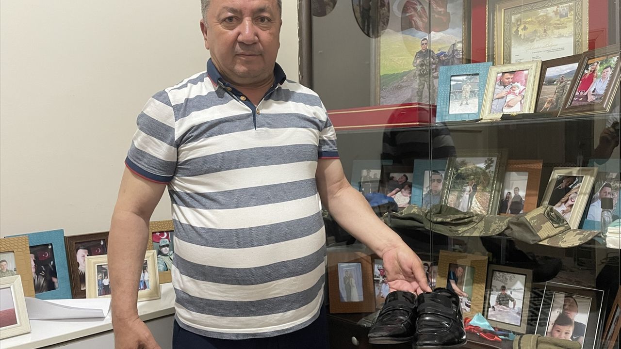 Oğlunun şehadet haberiyle aynı gün gelen hediyesini baş köşesinde saklıyor
