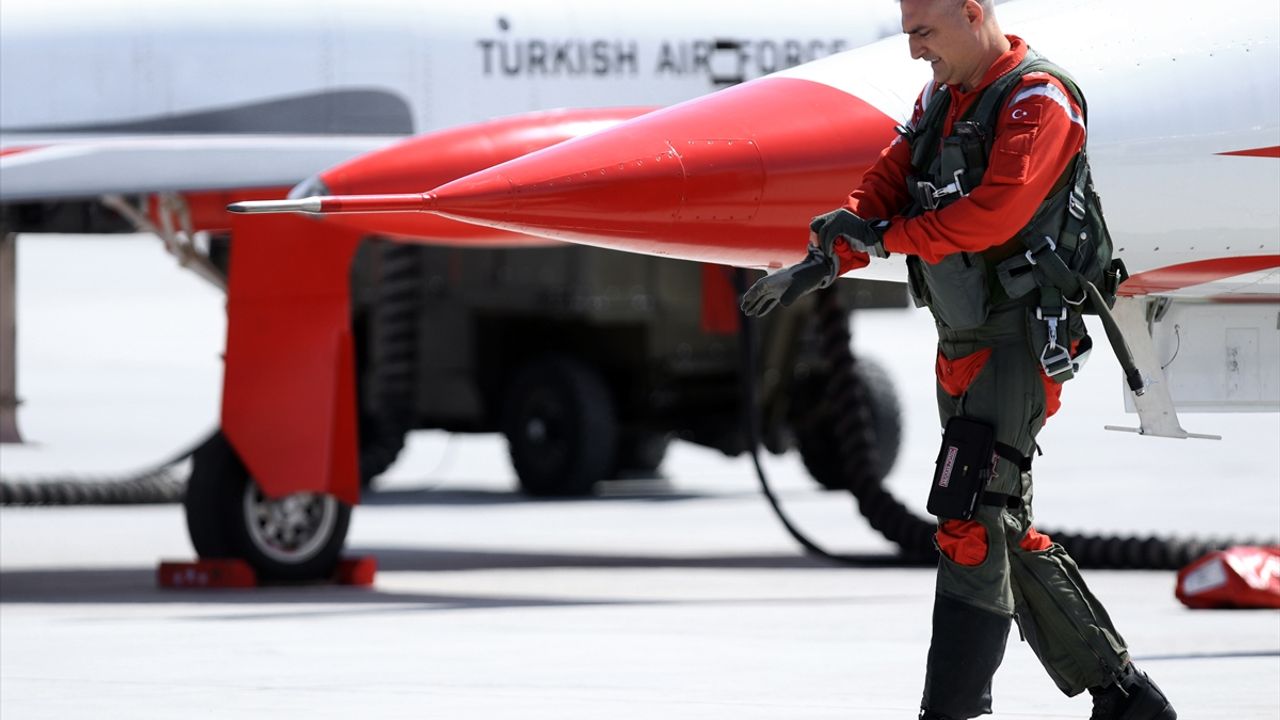 Türk Yıldızları 30 yıldır gökyüzünü kırmızı beyaza boyuyor