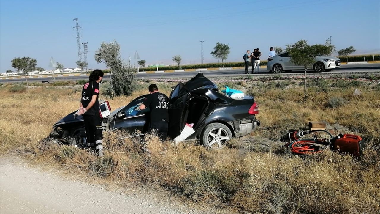 Konya'da tıra çarpan otomobildeki 3 kişi öldü, 1 kişi yaralandı