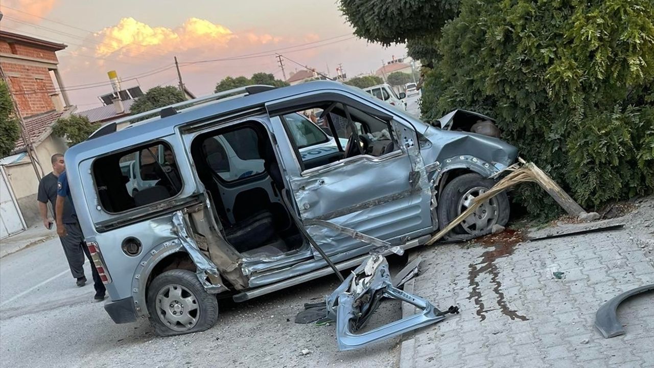 Karapınar'da hafif ticari araç ağaca çarptı, 5 kişi yaralandı