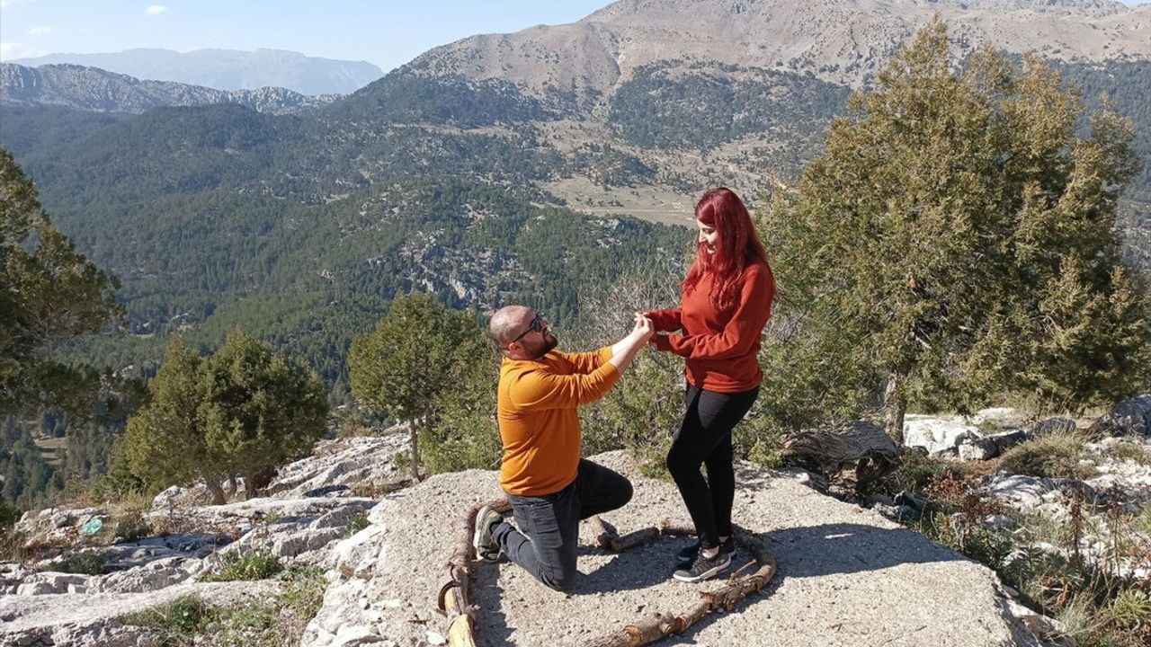 Konya'da doğasever mühendis, kız arkadaşına 1700 rakımda evlilik teklif etti
