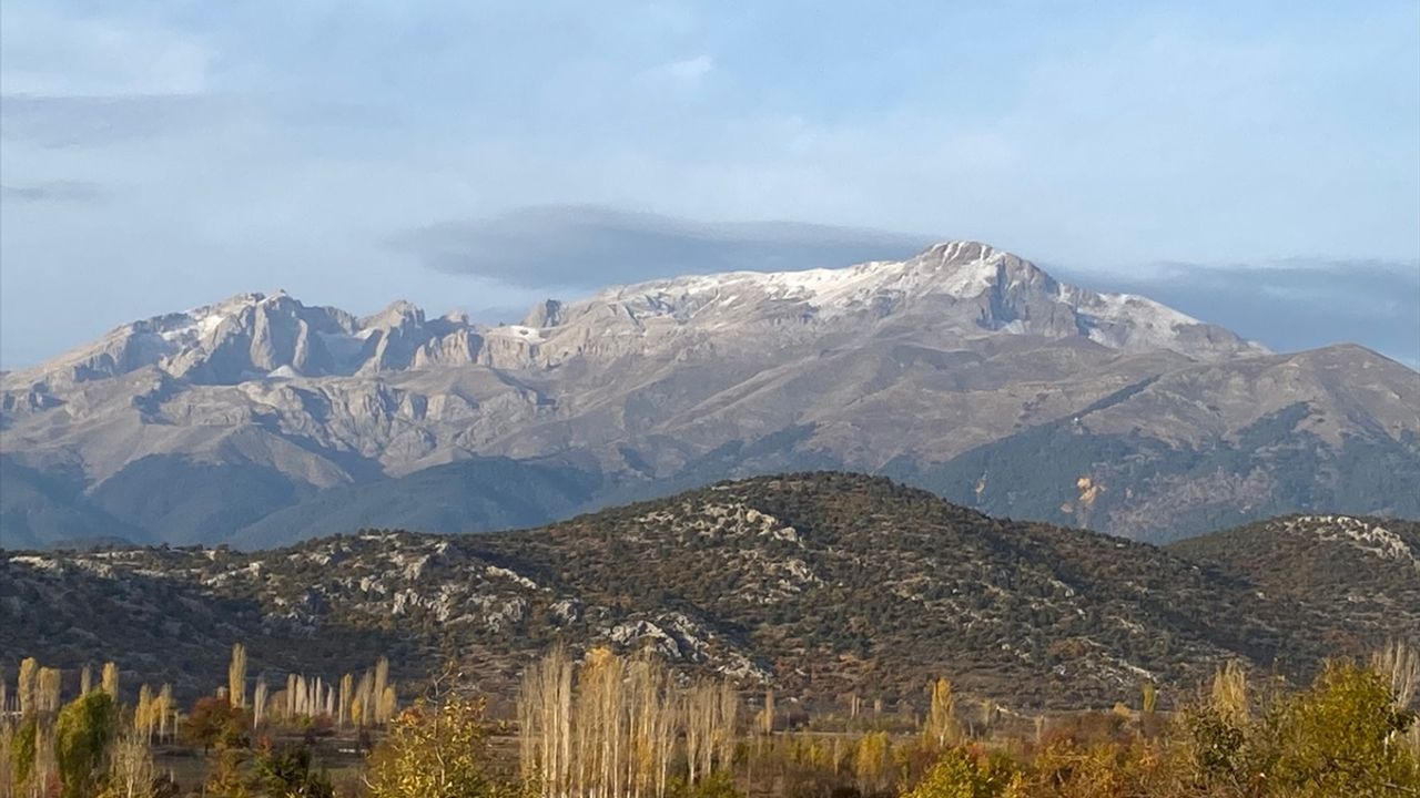 Konya'da Anamas Dağı'nın Dedegöl zirvesine mevsimin ilk karı yağdı