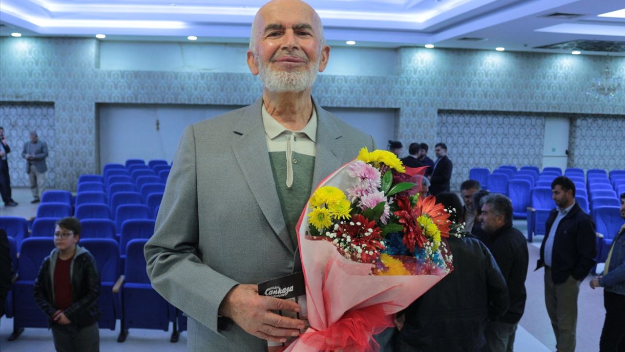 Emekli öğretmene devletin farklı kademelerinde çalışan öğrencilerinden sürpriz kutlama
