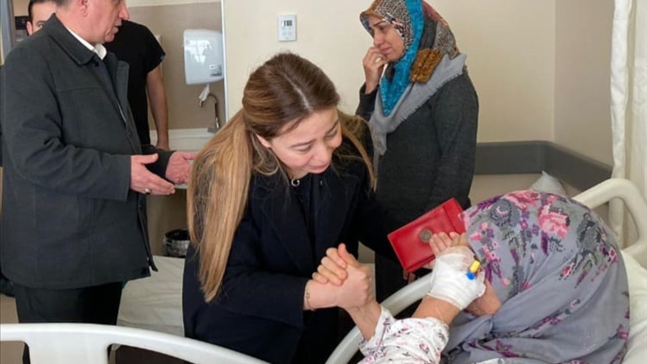 MHP Konya Milletvekili Esin Kara ve beraberindekiler depremzedeleri hastanede ziyaret etti