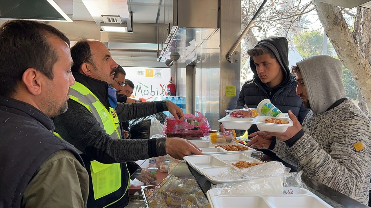 Konya Büyükşehir Belediyesi ekipleri deprem bölgesinde yaraları sarmaya çalışıyor