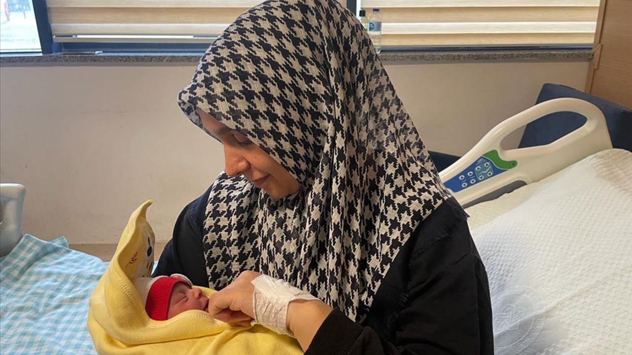 Riskli gebeliğine rağmen depremzedeleri düşünerek ambulans yerine aracıyla Konya'ya geldi