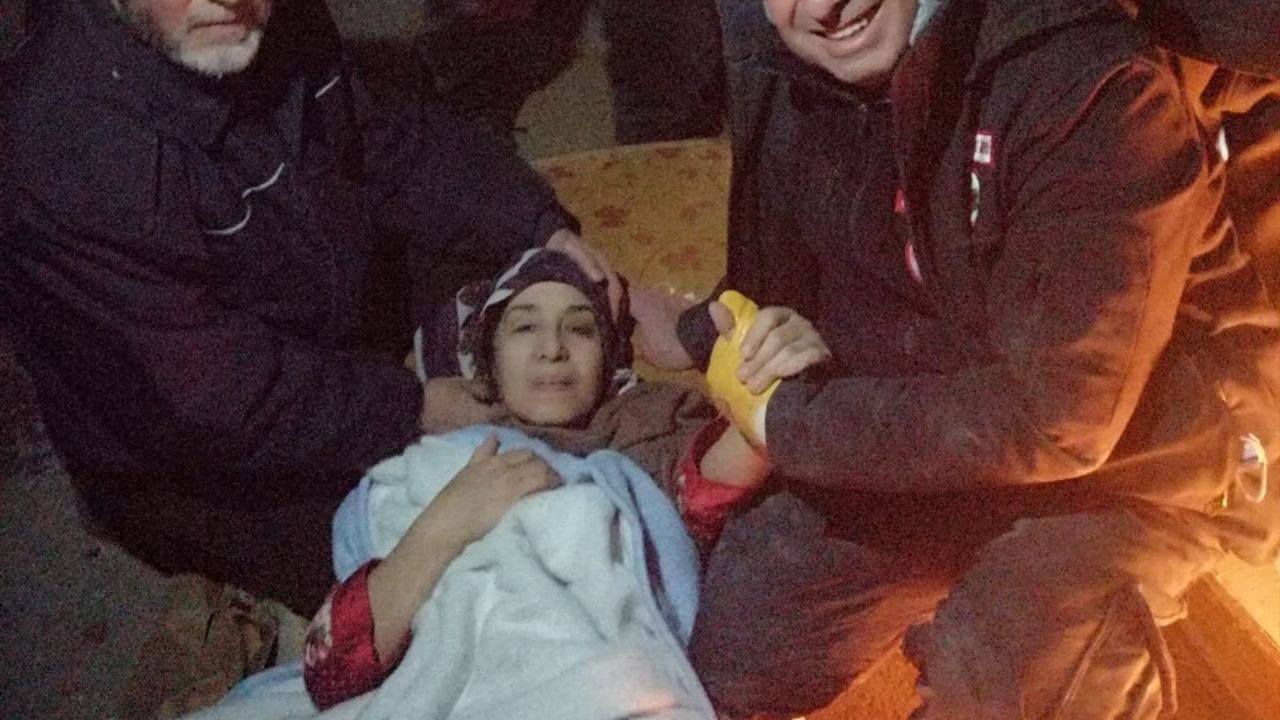 Enkaz altındaki kadını saçını keserek kurtaran öğretmen, yaşananları anlattı