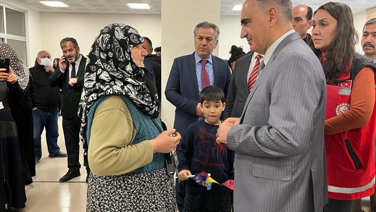 Konya Valisi Vahdettin Özkan, yurtlarda misafir edilen depremzedeleri ziyaret etti