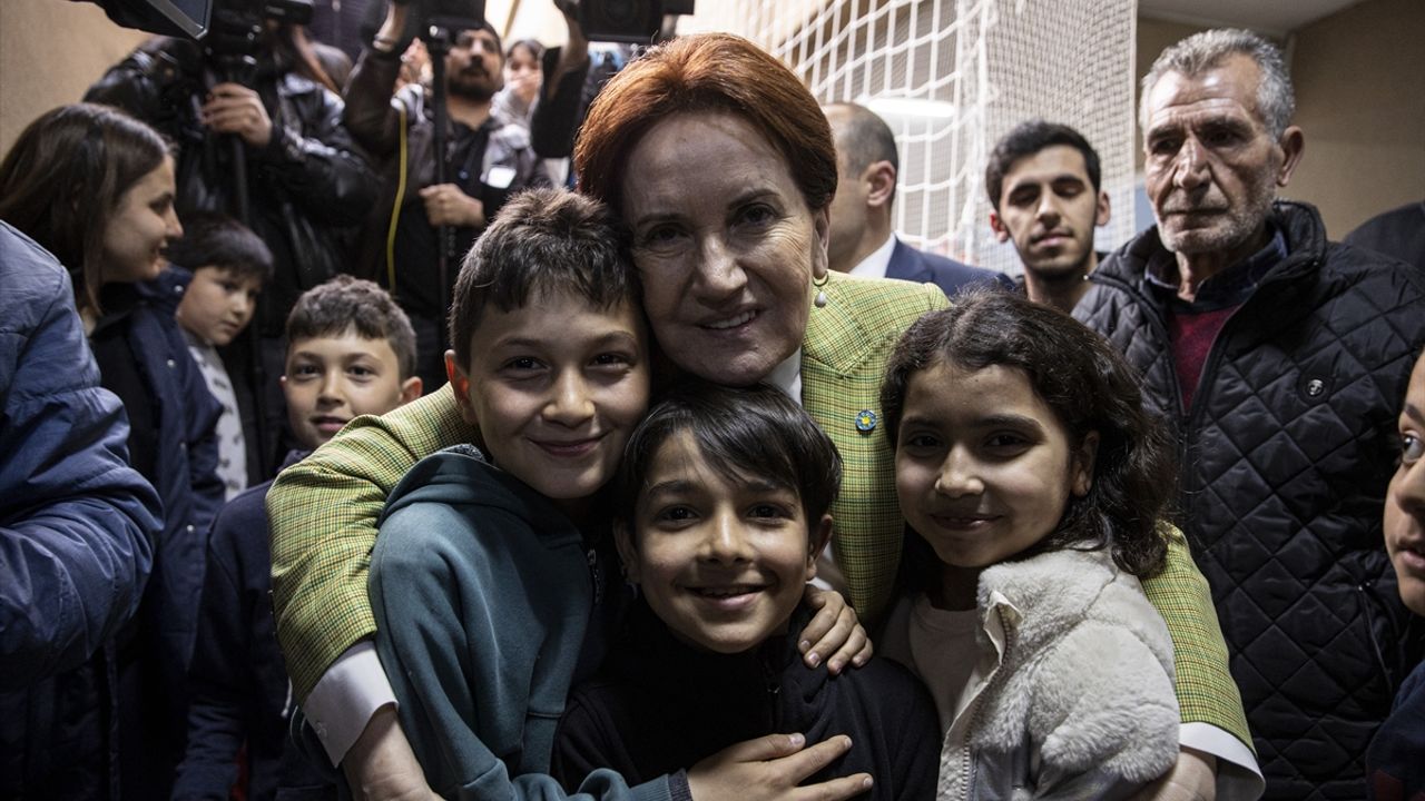 İYİ Parti Genel Başkanı Akşener, Ankara'ya gelen depremzedeleri ziyaret etti
