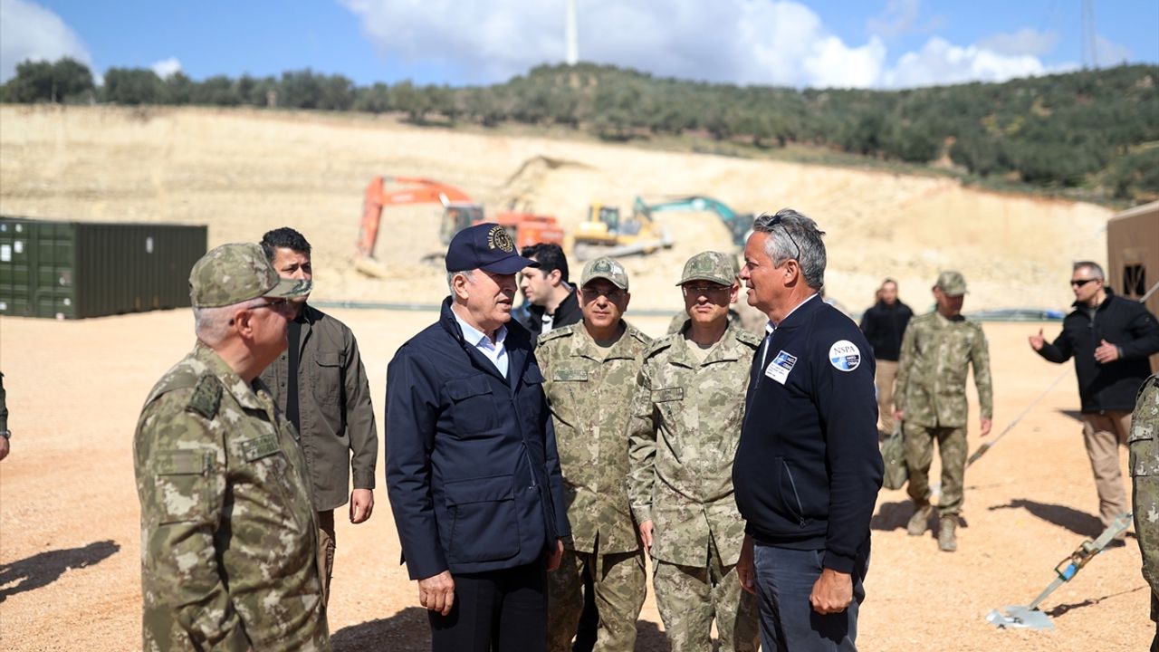 Milli Savunma Bakanı Akar, NATO'nun Türkiye'ye 4 bin kişilik çadır daha göndereceğini açıkladı