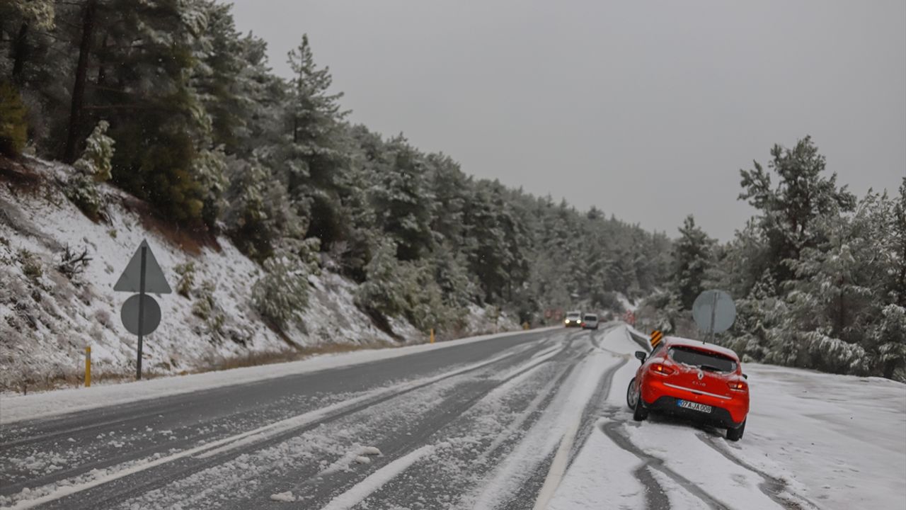 Antalya-Konya kara yolu kar nedeniyle tırların geçişine kapatıldı