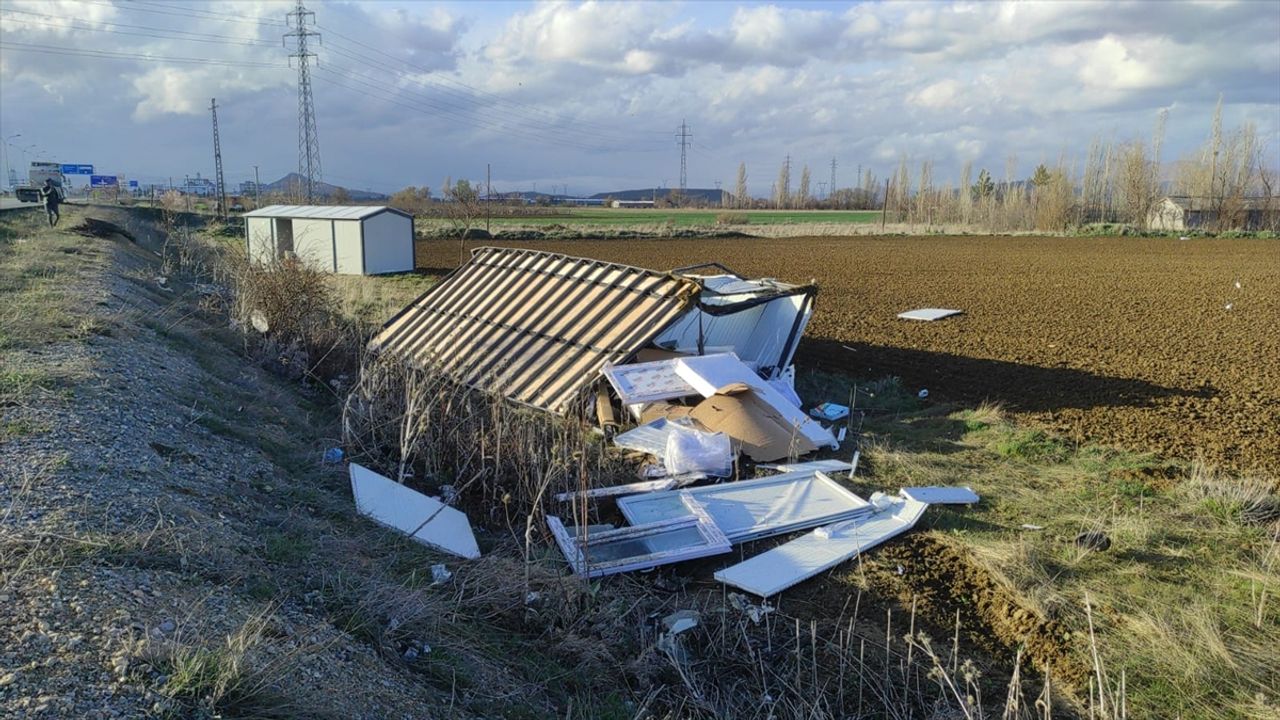 Tırla deprem bölgesine gönderilen 2 konteyner, Konya'da şiddetli rüzgar nedeniyle devrildi