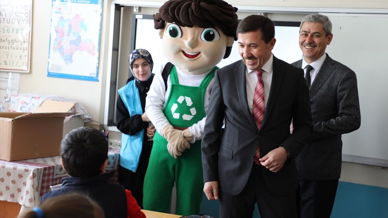 Karatay'da ilkokul 3. sınıf öğrencilerine "Sıfır Atık Eğitim Seti" verildi