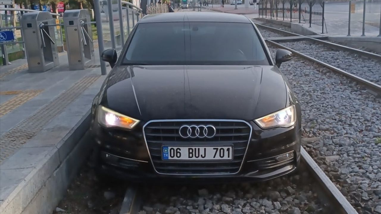 Konya'da tramvay yoluna otomobiliyle giren alkollü sürücünün ehliyetine el konuldu
