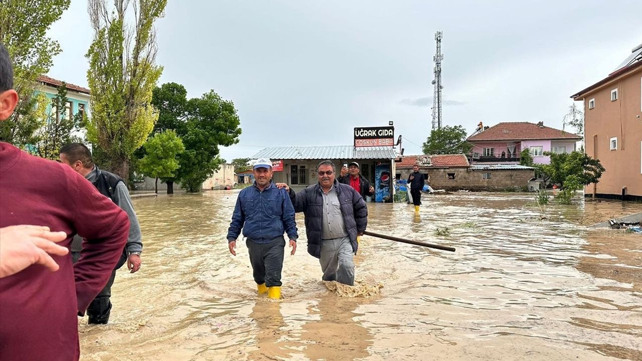 Konya'da sağanak nedeniyle bazı ev ve iş yerlerini su bastı
