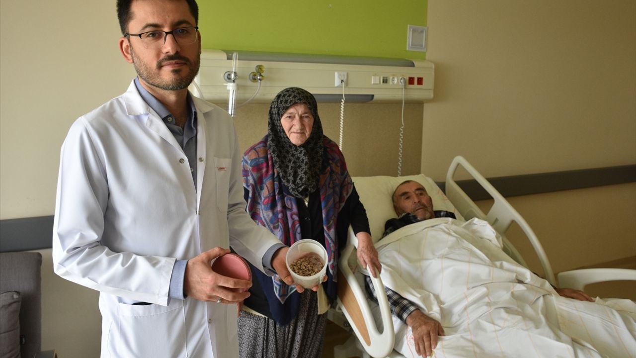 Konya'da 83 yaşındaki hastanın mesanesinden 250'den fazla taş çıkarıldı