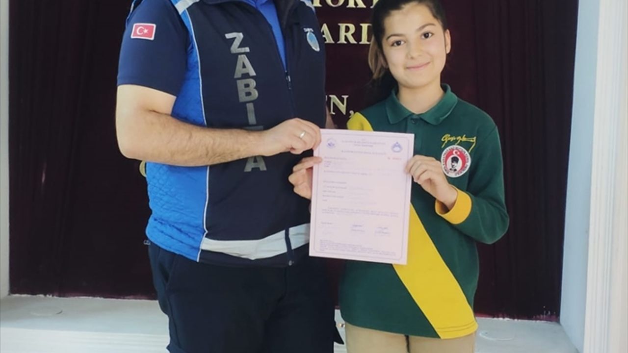 Konya'da ortaokul öğrencisi yolda bulduğu bilekliği zabıtaya teslim etti