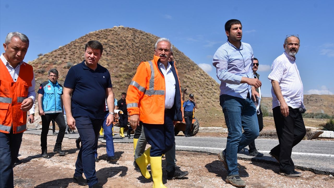 Aksaray Valisi Mehmet Ali Kumbuzoğlu, selin yaşandığı bölgede incelemelerde bulundu:
