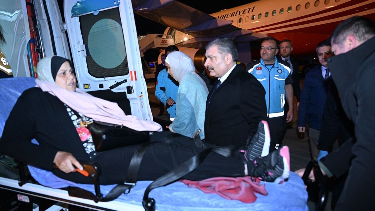 Gazzeli kanser hastalarıyla refakatçilerini Mısır'dan getiren uçaklar Türkiye'ye geldi