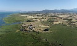 Selçuklu sarayının çevresindeki kalıntılar göldeki suların çekilmesiyle görünür hale geldi