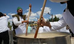 Mevlana'nın dergahında pişirilen aşure ziyaretçilere ikram edildi