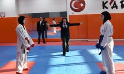 Siyah kuşak sahibi doktor baba ile tıp öğrencisi kızı, karate hakemliği yapıyor