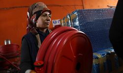 Yangın dolabı imalathanesinde kaynak ve zımpara işleri kadınlardan soruluyor