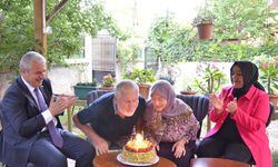 Konya Valisi Akın, Aile Yılı etkinlikleri kapsamında evlilikte 54. yılını dolduran çifti ziyaret etti