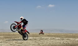 Kuruyan Akşehir Gölü'nden motosikletlerle geçtiler