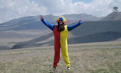 KARAPINAR’DA OTİZM FARKINDALIĞI GÖKYÜZÜNE TAŞINDI: YAMAÇ PARAŞÜTÜYLE TARİHİ ETKİNLİK