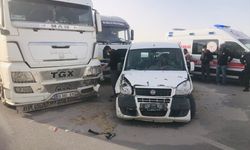 Konya'da kum fırtınası nedeniyle meydana gelen zincirleme trafik kazasında 7 kişi yaralandı (Video Haber)