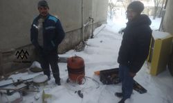 Karapınar'da iki genç soğuk nedeniyle buz tutan boruları açıyor
