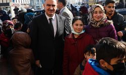Konya Valisi Özkan çocuklara şivlilik dağıttı...