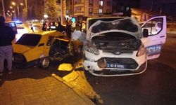 Konya’da polis aracı ile otomobilin çarpışması sonucu 4 kişi yaralandı