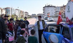 Karatay’da ramazan davulcuları klasik arabalarla vatandaşı sahura kaldırıyor
