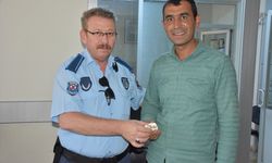 Konya'da bir kişi yolda bulduğu altın küpeleri zabıtalara ulaştırdı