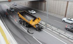 Konya'da üst geçide çarpan tırın damperinin kopması trafiği aksattı