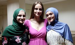 Biri ablasından diğeri dinlediği şarkıdan etkilenen Bosnalı genç kızlar Türkçe öğrendi