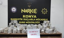 Konya'da kovalamaca sırasında otomobilden atılan çantalardan 41 kilo 500 gram eroin çıktı