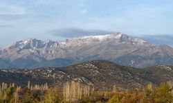 Konya'da Anamas Dağı'nın Dedegöl zirvesine mevsimin ilk karı yağdı