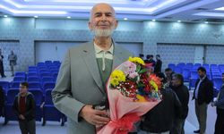 Emekli öğretmene devletin farklı kademelerinde çalışan öğrencilerinden sürpriz kutlama