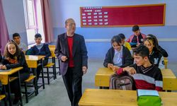 Görme engelli öğretmenin en büyük destekçisi öğrencileri oldu (Video Haber)
