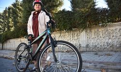 Emekli öğretmen bisiklet sürmeyi öğrenmek için 67 yaşında kursa gitti