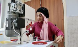 Konya'da halk eğitim merkezinde depremzedeler için çadır üretiliyor