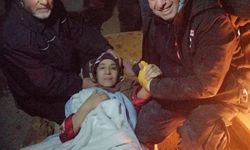 Enkaz altındaki kadını saçını keserek kurtaran öğretmen, yaşananları anlattı