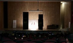 Konya'da depremzede çocuklar Hacivat-Karagöz oyunuyla moral buldu